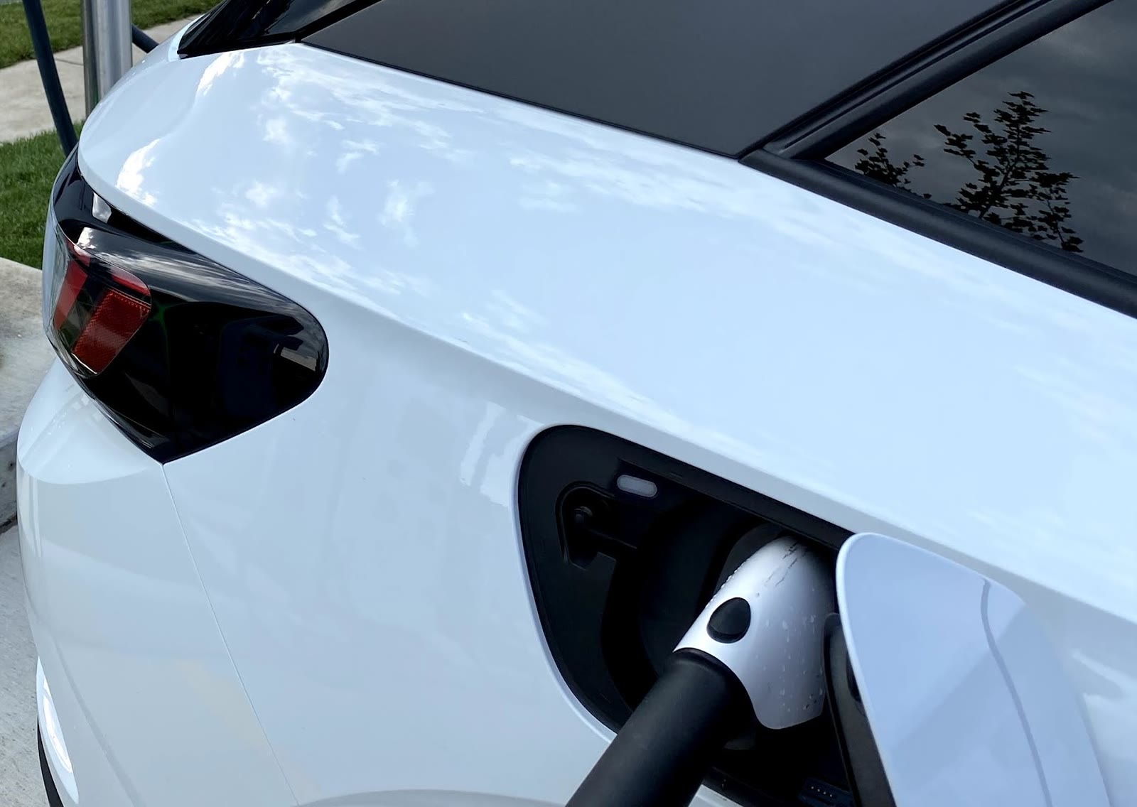 Electric vehicle repair for charging problems at the charge port